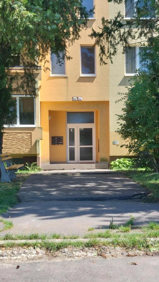 Apartman Surany Экстерьер фото